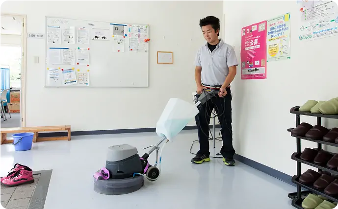 床清掃 ワックスがけ作業風景