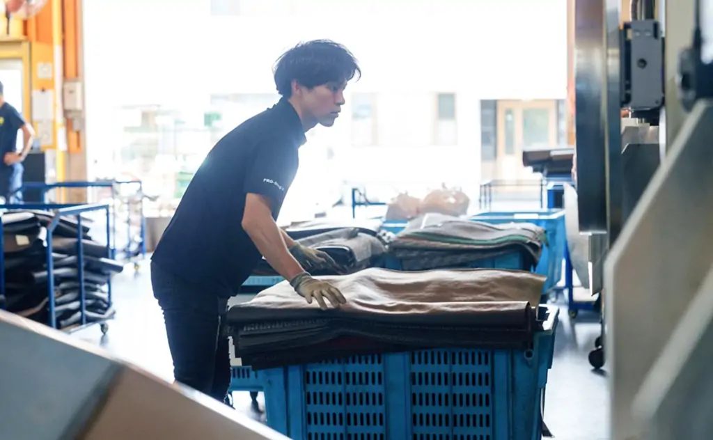 洗浄工場でのマット処理作業風景