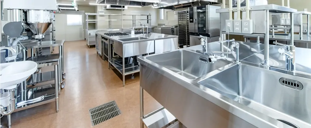 清潔な業務用厨房の内部