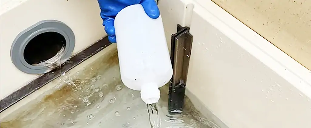 グリストラップ清掃作業の様子